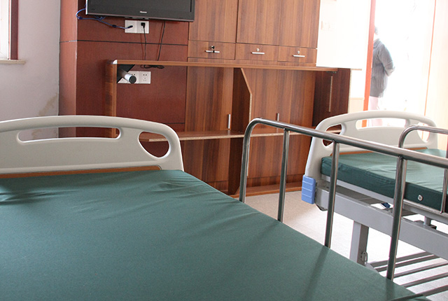 以照护床位为中心，配置照护服务所需的护理床康复器具、移动辅具等设施设备;