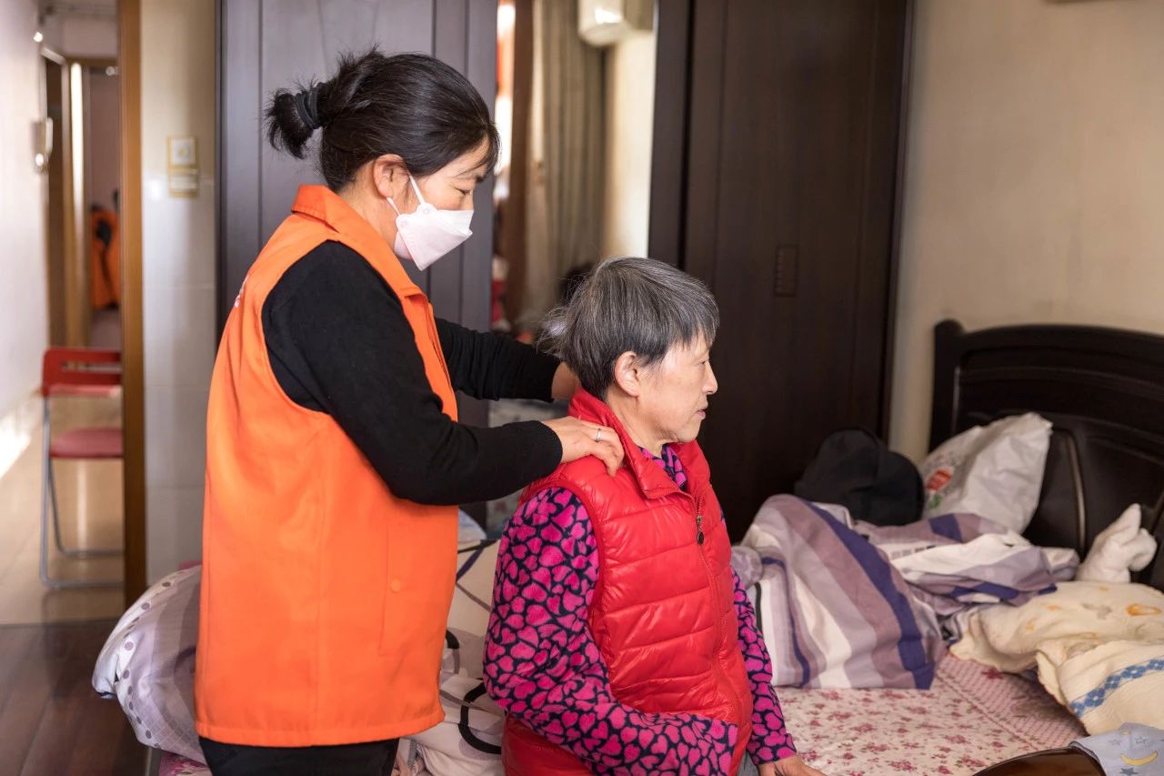 “一人一方案”，专业“三人团”服务上门丨家庭照护床位