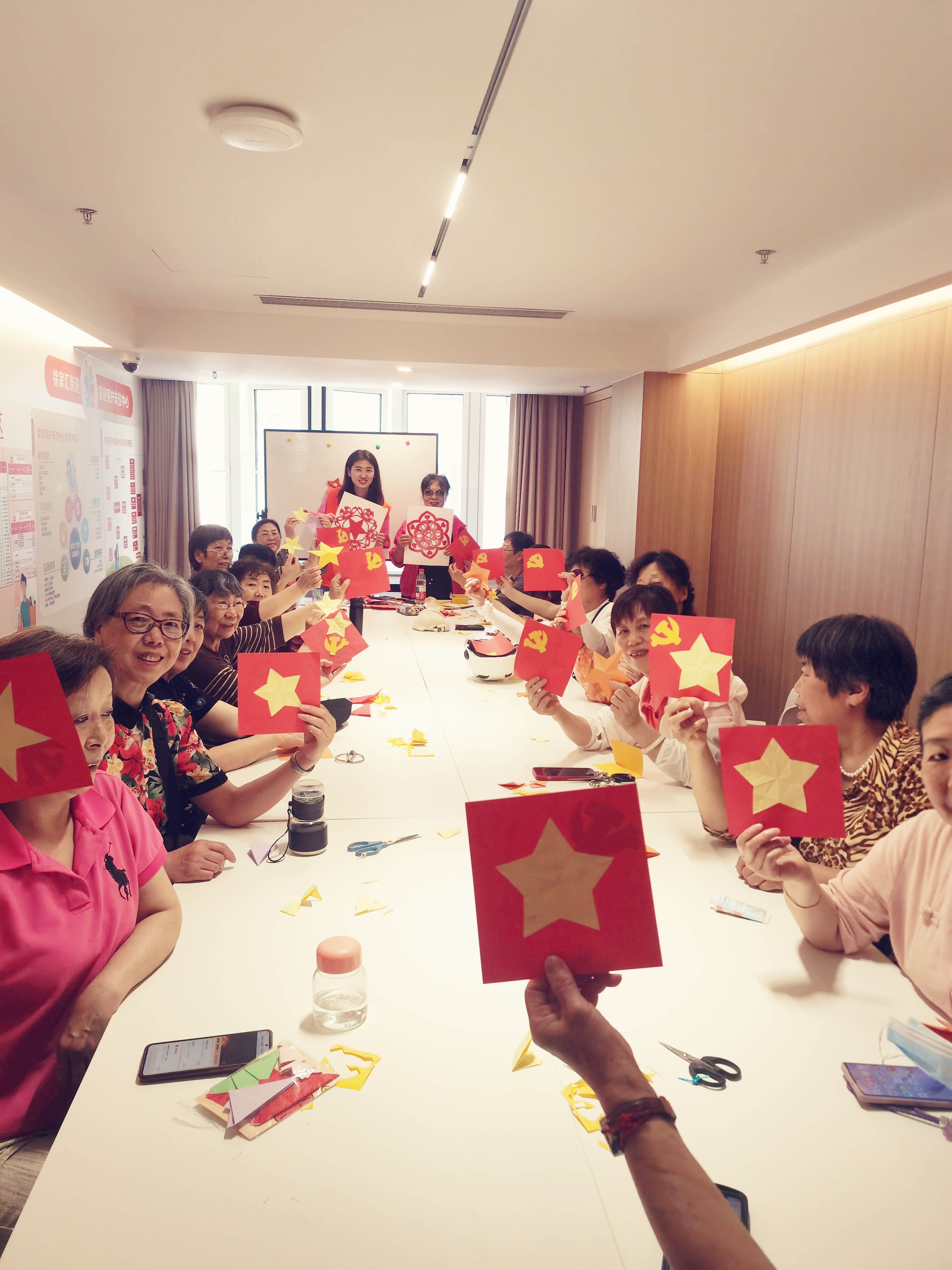 指尖跃动红韵，剪刀裁出党情 | 徐家汇街道乐山邻里汇长者巧手剪春风课堂开课了！